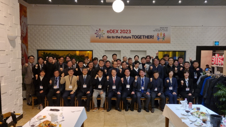 Go to the Future TOGETHER! ΰ 